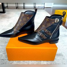 Brand New, Never Been Worn Size : 37,5 / 7 Louis Vuitton - Jumble Flat Ankle Boots Leather And Monogram Canvas. Shoes Louis Vuitton, Flat Ankle Boots, Swedish Clogs, Ankle Boots Flat, Louis Vuitton Shoes, Boots Leather, Monogram Canvas, Leather Boots, Black And Brown