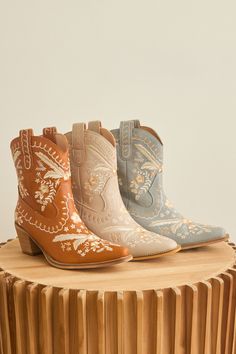 Delicate florals dance across these boots, adding a touch of unique personality and charm. The classic pointed toe and stacked heel nod to the timeless style of the Wild West. Wedding Dress Cowboy Boots, Bridal Cowboy Boots, Stagecoach Outfits, Vegan Cowboy Boots, Bride Boots, Cowgirl Boots Wedding, Country Western Outfits, Dresses With Cowboy Boots, Bridal Boots