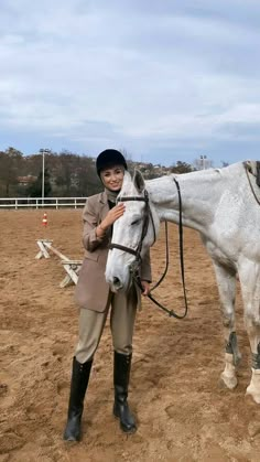 Hijab Riding Horse, Hijabi Equestrian Outfits, Muslim Horse Riding, Hijabi Horse Riding Outfit, Horse Riding Outfit Hijab, Modest Horse Riding Outfit, Hijabi Horse Riding, Hijab Equestrian