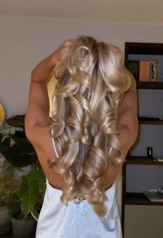 Cinderella Hairstyle, Bouncy Blowout, Cinderella Hair, Girl Money, Travel Bed, Classic Vintage Style, Fruit Food