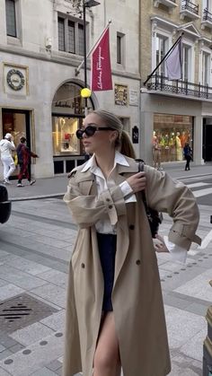 Fancy Trench Coat Outfit, Trench Coat Outfit Classy, Work Fits Women, Old Money Girl Outfits, Old Money Coat, Old Money Fashion Women, Outfits Europa, Old Money Style Women, Trench Coat Outfit Fall