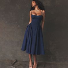 Description: With voluminous pleats at sides, this vintage-style midi sundress effortlessly transitions from warm to cold weather. Made from a blend of cotton and polyester, this French-style sleeveless midi dress ensures a comfortable fit. This fit-and-flare midi dress features seductive denim cups, a V-shaped low waist with ruching, a concealed back zipper, and a distinctive flared hem. Find more trendy retro-style sundresses on our boutique and wear it alone or layer it as you prefer. Size S M L Length(in) 38.6 39.0 39.4 Bust(in) 34.6 36.2 37.8 Waist(in) 26.8 28.3 29.9 Hip(in) 36.6 38.2 39.8 Length(cm) 98.0 99.0 100.0 Bust(cm) 88.0 92.0 96.0 Waist(cm) 68.0 72.0 76.0 Hip(cm) 93.0 97.0 101.0 Khaki Midi Dress, Looks Hip Hop, Stylish Midi Dress, Midi Dress Elegant, Sleeveless Outfit, Midi Sundress, Strapless Midi Dress, Holiday Party Dresses, Vintage Mode