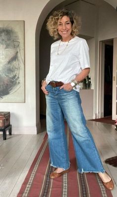 What a cute and simple stylish outfit. White Outfits For Women, Stylish Outfits For Women Over 50, Over 60 Fashion, 60 Fashion, Over 50 Womens Fashion, Outfits For Women, Fashion Mistakes, Style Mistakes