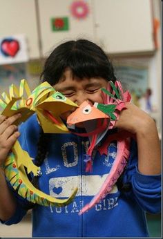 3-D Paper Lizards: made these in class.  Pop off the wall and bend just like a lizard! Super easy too Cameleon Art, Paper Dragon, Smart Class, 3rd Grade Art, Folding Origami, Elementary Art Projects, Art Lessons Elementary, School Art Projects, Fun Craft