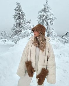 Bundling up can look cute this winter! Winter outfits aesthetic Winter outfits style Mountain Outfit Winter, Winter Vacation Outfits, Colorado Outfits, Mountain Outfit, New York Outfits, Ootd Winter, Snow Trip, Winter Photoshoot