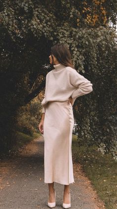 Sarah Butler, Minimal Stil, Winter Mode Outfits, Minimalist Moda, 2024 Aesthetic, Bias Cut Skirt, Fashion Fall