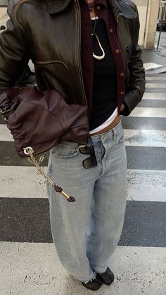 Very Cold Day Outfit, West Coast Winter Outfits, American High Street Style Outfits, Male Gaze Outfits For Women, Warm Holiday Outfits, Nyc Going Out Outfit Night Winter, Aw25 Fashion Trends, Pinstripe Jeans Outfit, Styling Brown Leather Jacket