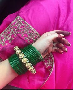 Haldi Bridesmaid, Bridesmaid Indian, Neha Singh, Bridal Jewellery Inspiration, Bridal Chura, Modern Gold Jewelry, Desi Fashion Casual, Glass Bangles