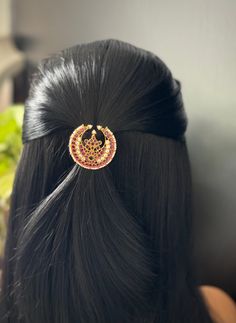 This antique cute Gold finished CZ kemp Jada billa Hair brooch studded with AD / CZ perfectly pairs up with your traditional attire! With a forked pin at the back, you can use on a ponytail or a bun ! Height: 4 Cm  Width: 4 Cm  Weight: 0.6 Oz  Care Instruction : Avoid Heat & Chemicals Like Perfume, Deo, Alchol, Etc. | Clean With Dry Cotton Cloth | Pack In our Anti tarnish box after use. Brooch In Hair, Antique Hair Clips, Hair Brooch Hairstyle, Jada Billalu Designs, Hair Brooch Wedding, Jada Billalu, Hair Plates, Indian Hair Accessories, Hair Bun Pin