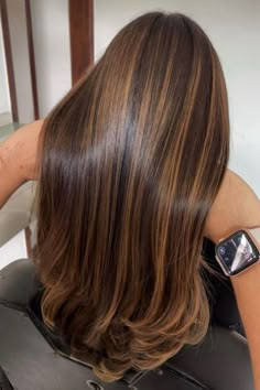 Here are 30 gorgeous and trendy caramel hair ideas to inspire your future hair makeover. One-tone, caramel balayage, subtle highlights, and many more ideas await you! Brown Hair With Caramel, Brown Hair With Caramel Highlights, Brown Hair Looks, Hair Color Caramel, Gorgeous Hair Color, Caramel Balayage