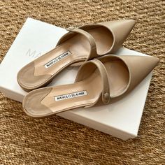 Worn 2x , Manolo Blahnik Classic Slide Flat Mule. Napa Leather , Camel Beige Tone . With Box Modern Beige Pointed Toe Mules, Elegant Beige Flat Mules, Luxury Beige Flat Mules, Elegant Beige Slip-on Mules, Manolo Blahnik Clogs & Mules, Flat Mules, Mule Flat, Manolo Blahnik, Camel