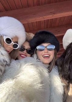 #beige #girlgroup #fun #outfit #aestatic Mode Au Ski, Ski Aesthetic, Winter Inspo, Trip Outfits