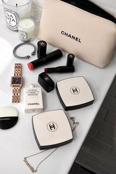 woahstyle.com - full face of chanel les beiges spring summer 2018 #chanel #lesbeiges #chanelbeauty Bathroom Tour, Make Up Diy, Koleksi Makeup, Koleksi Parfum, Mini Bathroom, Chanel Aesthetic, Stile Blair Waldorf, Mac Lipsticks