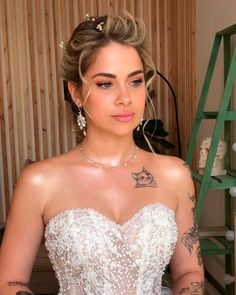 Swept-Back Wedding Hairstyles ❤ If you are not sure which hairstyle to choose, see our collection of swept-back wedding hairstyles and you will find gorgeous and fancy looks! #wedding #bride #weddingforward #weddinghairstyles #SweptBackWeddingHairstyles