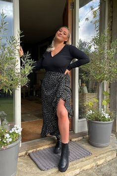 Day Drinking Outfit Plus Size, Springs Outfit 2023, Plus Size Pub Outfit, Wrap Dress Midsize, Midi Size Fashion, Curve Spring Outfits, Outfit Ideas Size 8-10, Floral Skirt Fall Outfit, Size14 Fashion Outfits