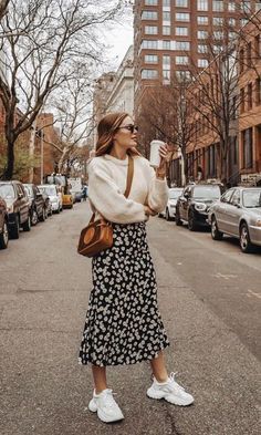 Embrace Autumn: Fall Outfit Inspirations Rok Outfit, Knitting Fashion, Tennis Outfit Women, Sneakers Looks, Skirt And Sneakers, Modest Clothing, Autumn Fashion Casual, Winter Trends