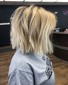 Haircut Fall 2022 Trends Women, Over 40 Shoulder Length Hairstyles, Short Blonde Choppy Hair, Choppy Shoulder Length Hair Blonde, Sassy Shoulder Length Hairstyles, Clothing Photography Without Models, Choppy Bob With Highlights, Chopped Bob Haircut 2023, Short Dimensional Blonde