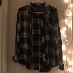 Never Worn, Rails Black And White Plaid Flannel. Supper Soft And Great Quality But Too Small On Me :( Really Cute For All Seasons And For Layering. Open To Negotiations. Casual Cotton Shirt For Night Out, Flannel Tied Around Waist Outfit, Flannel Png, Black Flannel Outfit, Grunge Flannel Outfits, White Flannel Outfit, Soft Grunge Fashion, Road 96, Flannel Aesthetic