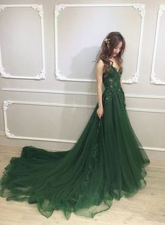 Rok Tile, Sheer Prom Dress, Green Wedding Dresses, Beaded Formal Dress, Formal Dresses Gowns, Prom Dress Inspiration, Cute Prom Dresses, Backless Prom Dresses, Pretty Prom Dresses