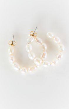 ALV Jewels Penny Pearl Hoop Earrings ~ Ivory – Show Me Your Mumu Hoco Jewelry Pearl, Bridal Hoop Earrings, Homecoming Accessories Jewelry, Sisterhood Dresses, Bridesmaid Jewelry Ideas, Alv Jewels, Pearl Hoops Earrings, Hoco Jewelry, Wedding Day Earrings