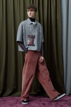 Uniforme Paris FW19 Looks Street Style, Mens Winter Fashion, Vogue Italia, Hotel Rooms, Mode Inspiration, Mens Streetwear, Mens Street Style, Pink Cotton, Dark Navy