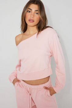 Off Shoulder Sweatshirt, Chalk Pink Heiress Aesthetic, College Class Outfits, Class Outfits, Off Shoulder Sweatshirt, Wedding Vision, Fashion Autumn, Cozy Vibes, Back To School Outfits, Pink Sweatshirt