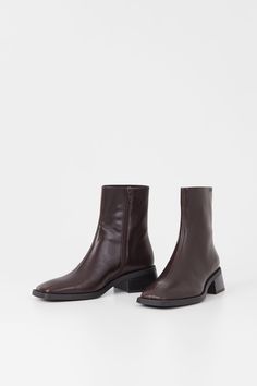 Shop the Blanca Boots in Chocolate from Vagabond Shoemakers at Zane boutique in Portland, Maine Vagabond Shoes, Clogs Heels, Dark Brown Boots, Brown Boots Women, Boots Woman, Neutral Shoes, Chocolate Leather, Cream Shoes, Sandals For Sale