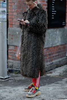 Oslo Street Style, Balenciaga Style, Womens Fashion Edgy, Style Winter, Street Style Winter, Fashion 101, Carrie Bradshaw, New Fashion Trends