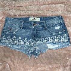 Light Wash, Flower Detailed, Hollister Short-Shorts! Never Worn Before!!! Size 5, W27. Perfect For The Spring And Summer! Cute Summer Jean Shorts, Hollister Shorts Outfit, Blue High-waisted Floral Embroidered Jean Shorts, Summer Thrift, Hollister Vintage, Vintage Hollister Top, Hollister Jean Shorts, Hollister Shorts, Short Shorts