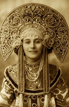 Anna Pavlova in costume for her Russian dance Her headdress is an elaborate version of a "Kokoshnik.1910’s Eiko Ishioka, Russia Fashion, Paul Poiret, Look Retro