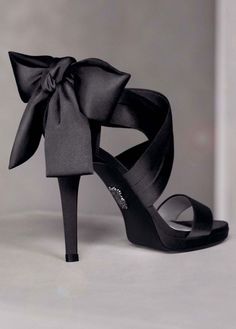 black sandals Vera Wang Bridal, Bridal Hairstyles, Fabulous Shoes, Crazy Shoes, Pretty Shoes, Shoe Obsession, Shoe Lover, Vera Wang, Beautiful Shoes