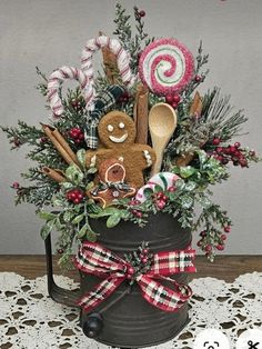 Dcm Floral Designs, Grater Crafts, Ribbon Christmas Wreaths, Gingerbread Craft, Vintage Christmas Crafts, Gingerbread Christmas Decor, Christmas Flower Arrangements, Diy Christmas Wreaths