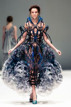 Futuristic Dress, Futuristic Outfits, Yiqing Yin, Julien Fournié, Avant Garde Dresses, High Fashion Couture, Casual Attire For Women, Couture Mode