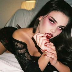 Victorian Vampire Costume, Vampire Costume Women, Vampire Makeup Looks, Vampire Makeup Halloween, Leah Halton, Holloween Makeup, Vampire Halloween Costume, Vampire Bride, Vampire Clothes