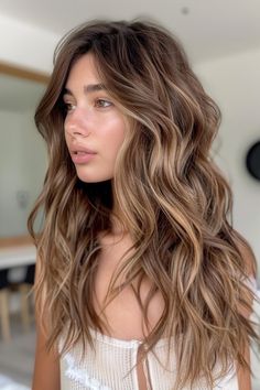 Achieving ultimate hair goals is all about finding the perfect blend of color and dimension. Multidimensional honey blonde highlights are the secret to adding depth, warmth, and a sun-kissed glow to your locks. In this Honey Blond, Rambut Brunette, Honey Brown Hair, Brown Hair Looks, Bronde Hair, Dirty Blonde Hair