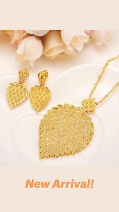 Dubai Gold Jewelry, Gold Jewelry Outfits, Online Gold Jewellery, Gold Jewelry Simple Necklace, Gold Jewelry Sets, Bangles Jewelry Designs, Gold Fashion Necklace, Gold Jewelry Simple