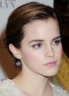 Emma Watson Makeup, Pale Skin Makeup, Pale Makeup, Glow Skin, Braut Make-up, Bridesmaid Hairstyles, Pale Skin, Fair Skin, Wedding Hair And Makeup