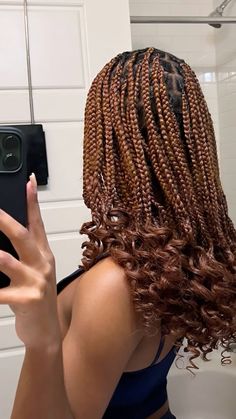 short knotless braids with curls at the end. color 30 knotless braids Women's Undercut, Short Box Braids Hairstyles, Short Box Braids, Protective Hairstyles Braids