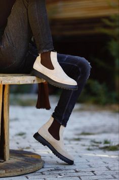 Make a statement with these unique beige suede Chelsea boots. The classic brogue detailing add a modern twist to a timeless style.

 #chelseaboots #menstyle #suede #beige #brogues #fashion #statementpiece #shoelover