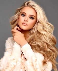 Hair extensions have become a beauty staple in recent years, with more and more women opting for them to boost their locks and create a new style hair extensions are one of the highest quality extensions you can get — and that’s exactly why we have 40% off for a limited time only. #hairextensions #hairweft #weftextensions #weft #hairsalon Pageant Headshots, Belle Silhouette, Makijaż Smokey Eye, Tape In Hair Extensions, Long Blonde Hair, Blonde Beauty, Hair Color Trends