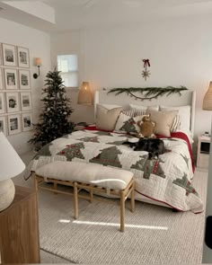 Christmas Decorations Apartment, Christmas Apartment, Cozy Christmas Decor, Holiday Room, Christmas Decor Inspiration, Christmas Interiors, Christmas Decorations Bedroom, Christmas Room Decor