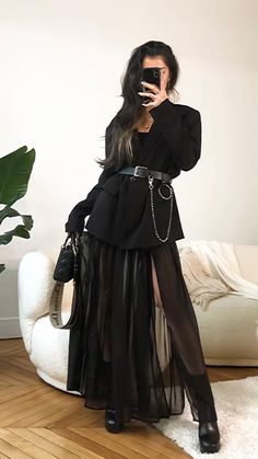 Unusual Style Outfit, Fashion Week Nyc Aesthetic, Witchy Inspired Outfits, Theatre Outfit Aesthetic, Alt Wedding Guest Outfit, Edgy Fashion Grunge, Daring Outfits, Black Top Outfit, Edgy Glam