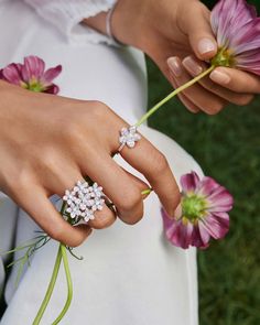 Large Diamond Stud Earrings, Graff Jewelry, Flower Diamond Ring, Diamond Drop Necklace, Pave Diamond Earrings, Jewelry Photoshoot, Fine Diamond Jewelry, Jewelry Model