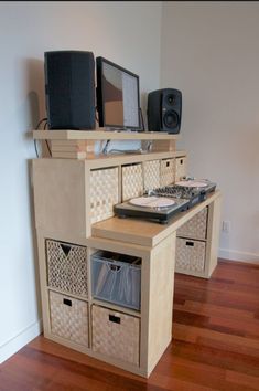 there is a computer desk with two speakers and a keyboard on it in the room