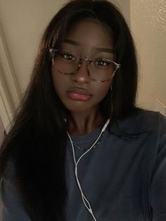 Pretty Dark Skin, Soft Makeup Looks, Brown Skin Makeup, Glasses Makeup, Dyed Hair Inspiration, Dark Skin Beauty, Cute Makeup Looks, Dark Skin Makeup, Makeup For Black Women