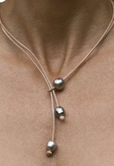 Summer Fashion Ideas, Leather Pearl Jewelry, Leather Cord Jewelry, Jewelry Closet, Garden Wood, Jewelry Hand, Pearl Leather