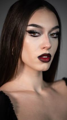 Addams Family Makeup Morticia, Morticia Inspired Makeup, Morticia Eye Makeup, Dark Makeup For Halloween, Gothic Bridesmaid Makeup, Halloween Costume Morticia Addams, Easy Morticia Addams Costume, Morticia Addams Makeup Tutorial Make Up, Female Gomez Addams Costume