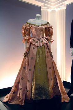 Joan Bennett gown from The Man in the Iron Mask 1939 Iron Mask, Film Costumes, 17th Century Fashion, Joan Bennett, Hollywood Costume, Tv Fashion, Queen Costume, Theatre Costumes, Vintage Film