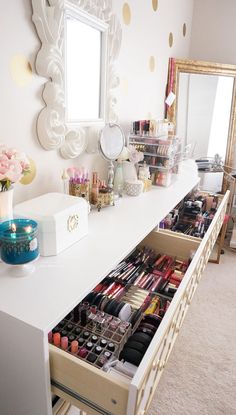 Makeup Collection and Storage Glam Rooms, Organized Makeup, Makeup Collection Storage, Penyimpanan Makeup, Collection Storage, Makeup Station, Makeup Drawer, Makeup Glam