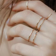 خواتم خطوبة, Hand Jewelry Rings, قلادات متدلية, Dot Ring, Gold Rings Fashion, Gold Jewelry Simple, Classy Jewelry, Minimal Jewelry